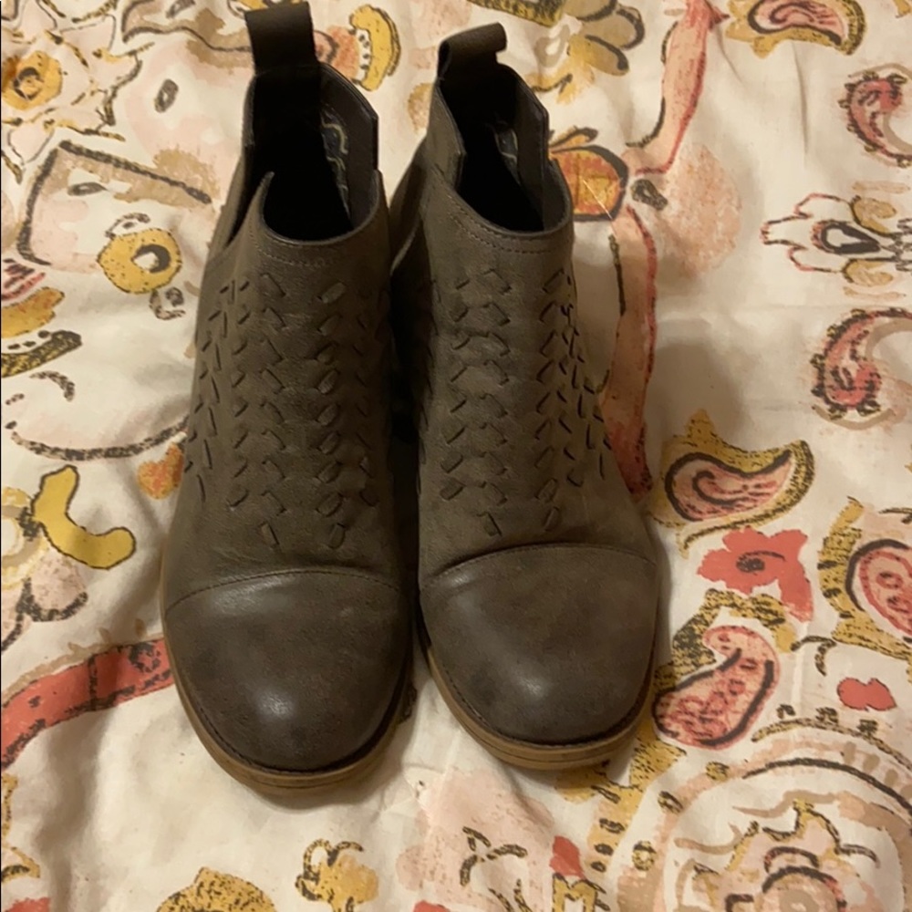 Billabong booties